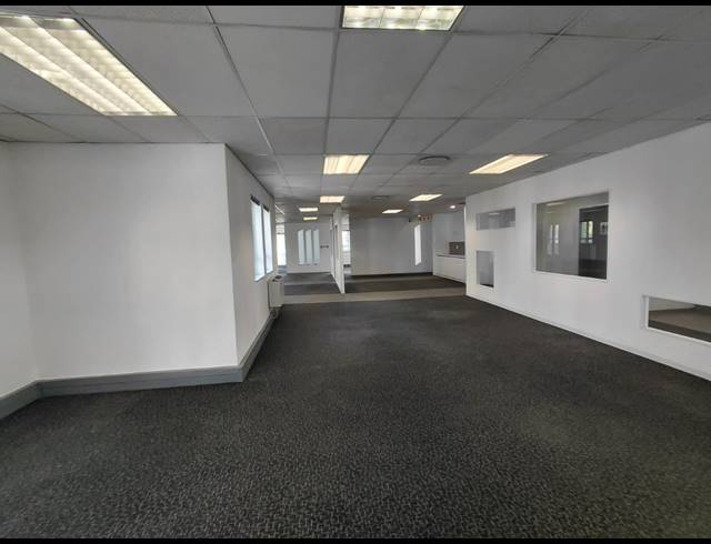 9,626M² OFFICE FOR SALE IN BRYANSTON